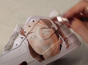 Մակեդոնացի նկարիչը նկարում է  սպորտային կոշիկների վրա