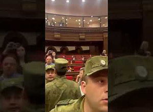 Тагуи Товмасян провела политическую акцию возле трибуны НС, не покидая её