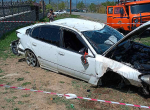 Ստեփանակերտ-Քռասնի ավտոճանապարհին մեքենան դուրս է եկել ճանապարհի երթևեկելի գոտուց, բախվել էլեկտրասյանը և կողաշրջվել