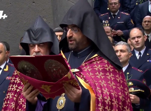 Կաթողիկոսը հոգեւորականների հետ Ծիծեռնակաբերդում աղոթեց