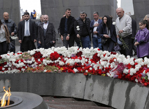ՀՀ ԱԻՆ-ի աշխատակազմը  ծաղիկներ է խոնարհել անմեղ զոհերի հիշատակը հավերժացնող անմար կրակի մոտ