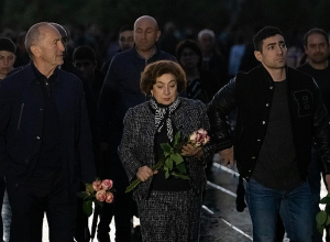 Ռոբերտ Քոչարյանը տիկնոջ  և որդու հետ այցելել է Ծիծեռնակաբերդի հուշահամալիր