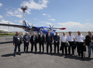 Գնել Սանոսյանը «Զվարթնոց» օդանավակայանում դիմավորել է Երևան-Կապան-Երևան փորձնական թռիչք իրականացրած L410 օդանավը