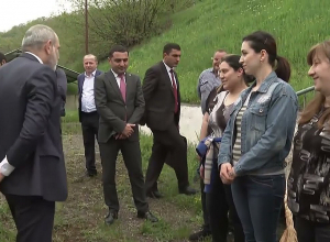 Նախագիծը ձեզնից, փողը՝ մեզնից․ Փաշինյանը չնախատեսված կանգառ ունեցավ Ջուջեւանում