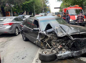 Շինարարների փողոցում ավտոմեքենան բախվել է էլեկտրական սյանը