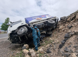 Եղվարդ-Նոր Երզնկա ավտոճանապարհին ավտոմեքենա է շրջվել