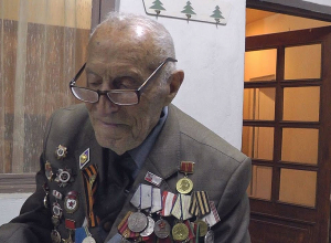 33 օր շրջափակման մեջ էինք,  ծանր կորուստներ ենք կրել․ 99-ամյա հայ վետերանին հրավիրել են Մոսկվա