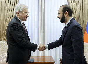 Мирзоян и Ховаев обсудили вопросы безопасности и стабильности в регионе