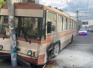 Երևանում թիվ 9 երթուղին սպասարկող տրոլեյբուսը բախվել է էլեկտրական սյանը և բռնկվել