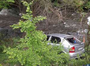 Մեքենան դուրս է եկել ճանապարհի երթևեկելի հատվածից, սահել դեպի «Գետիկ» գետի ափամերձ հատված և բախվել ծառին