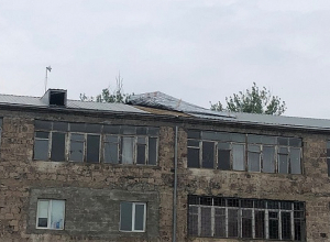 Դպրոցի տանիքի երկաթե ծածկը պոկվել և մասամբ կախվել է