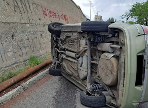 Ավտոմեքենան բախվել է արգելապատնեշին և կողաշրջվել