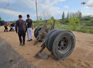 Արագածոտնում վրացի վարորդի՝ 20 տոննա ցորենով բարձված բեռնատարը կողաշրջվել է, ցորենը՝ լցվել ճանապարհով մեկ
