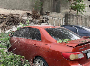 Ուժեղ քամու հետևանքով ծառը շրջվել է ավտոմեքենաների վրա՝ վնասելով նաև հարակից շինության պատը