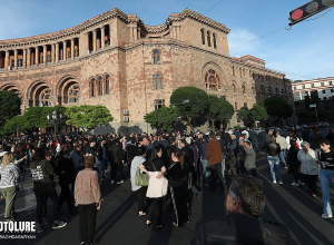 Զոհված զինծառայողների ծնողները անժամկետ նստացույց են սկսել կառավարության մոտ