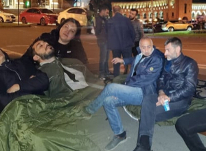 Զոհվածների ծնողները գիշերել են կառավարության դիմաց՝ Գայանե Հակոբյանին ազատ արձակելու պահանջով