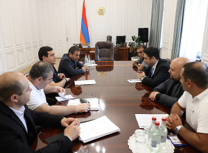 Ալեն Սիմոնյանն ընդունել է Երեւանի 33-րդ թաղամասի մի խումբ բնակիչների