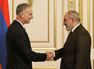 Премьер-министр Пашинян принял Луиса Боно