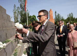 ԱՄՆ փոխդեսպան Չիփ Լեյթինենը ծաղիկներ է դրել Սարդարապատի հուշահամալիրում