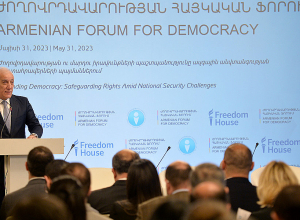 Армения неуклонно движется к демократии и миру: Президент РА