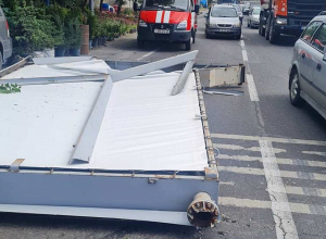 Գովազդային վահանակն ընկել է ճանապարհի երթևեկելի հատված