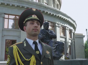 Почётный караул у памятника Араму Хачатуряну: Сегодня 120 лет со дня рождения Арама Хачатуряна