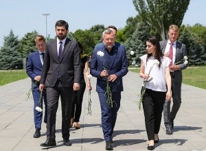 ԳԴՀ Բունդեսթագի արտաքին հարաբերությունների հանձնաժողովի նախագահն այցելել է Ծիծեռնակաբերդի հուշահամալիր