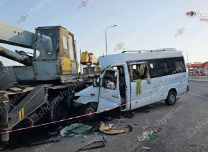 Երևանում Mercedes Sprinter-ը բախվել է վերամբարձ կռունկին և մխրճվել մեկ այլ վերամբարձ կռունկի մեջ. կա 10 վիրավոր. Shamshyan.com