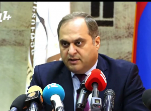 Адвоката обыскивают, избивают, надевают наручники, а затем применяют слезоточивый газ