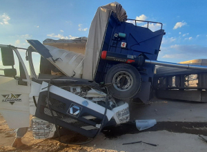 Բեռնատարն ինքնաթափում կատարելիս կողաշրջվել է կայանած «Renault» մակնիշի բեռնատարի խցիկի վրա․ վերջինիս վարորդն արգելափակվել է խցիկում