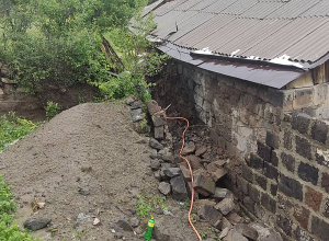Հորդառատ անձրևի հետևանքով փլուզվել է Գյումրու Վահան Չերազի փողոցի տներից մեկի հյուրասենյակի առաստաղը