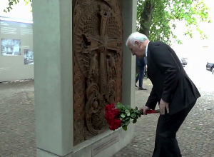 Նախագահը Բեռլինում ծաղիկներ է դրել Հայոց ցեղասպանության զոհերի հիշատակը հավերժացնող խաչքարի մոտ