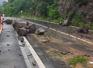 Ալավերդի քաղաքում գտնվող հին կամրջի մոտակայքում տեղի է ունեցել քարաթափում. ավտոճանապարհը երկկողմանի փակ է