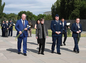 Կանզասի նահանգապետն այցելել է Ծիծեռնակաբերդի հուշահամալիր