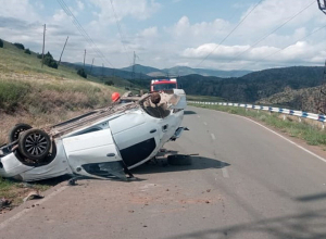 Ավտոմեքենան ճանապարհի երթևեկելի հատվածում շրջվել է