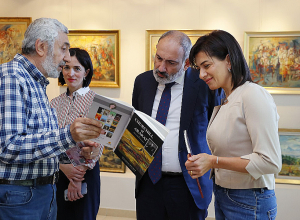 Վարչապետը տիկնոջ հետ ծանոթացել է Վալմարի ստեղծագործություններին