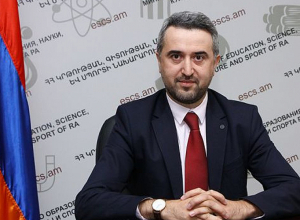 Մատենադարանի տնօրեն է ընտրվել Արա Խզմալյանը