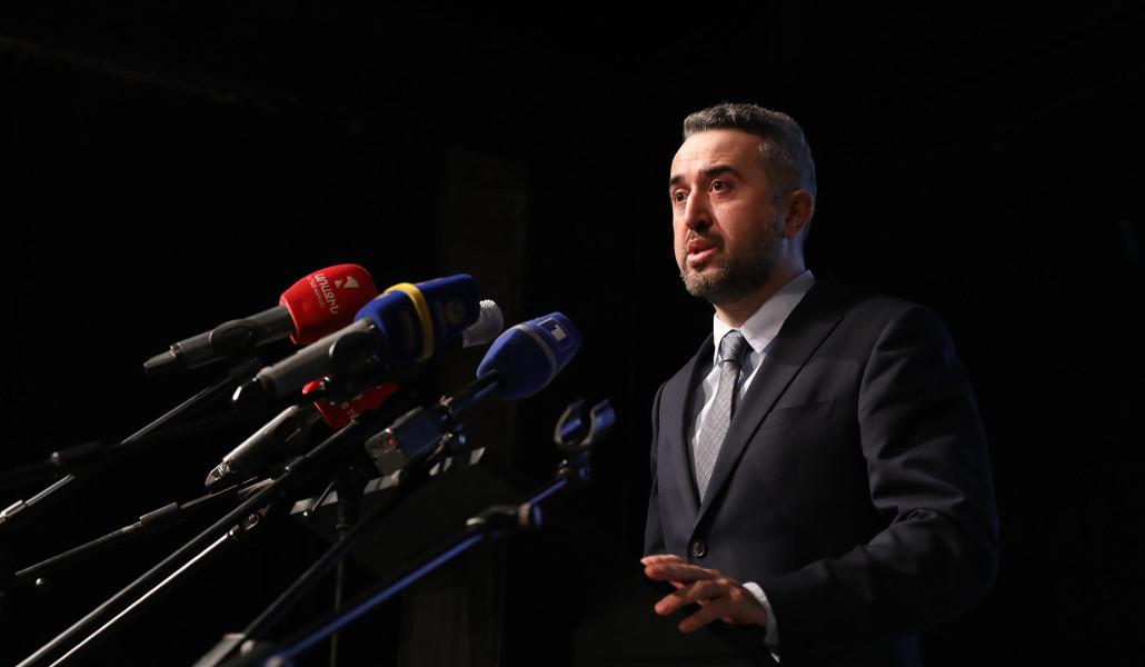 արա խզմալյան