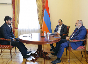 Վարչապետը հյուրընկալել է 44 օրյա պետարազմի հետևանքով հաշմանդամության կարգ ստացած Արամ Արզումանյանին