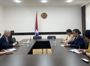 Министр иностранных дел Республики Арцах принял советника мэра Парижа Жан-Ива Камю