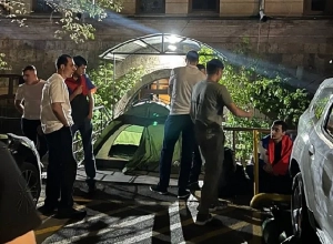 Երեւանում Կարմիր խաչի միջազգային կոմիտեի դիմաց արցախցի երիտասարդներն անժամկետ նստացույց են սկսում