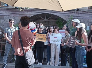 Молодые люди перекрыли вход в Офис МККК, требуя вернуть похищенного Вагифа Хачатряна