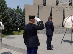 Հայաստանում Ֆրանսիայի նորանշանակ դեսպանն այցելել է Եռաբլուր (լուսանկարներ)