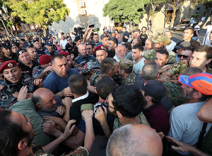 Ոստիկանները ուժ կիրառեցին ազատամարտիկների նկատմամբ․ լարված իրավիճակ Հանրապետության հրապարակում