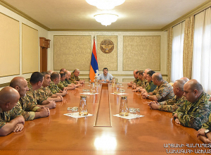 Արայիկ Հարությունյանը հանդիպել է ՊԲ հրամկազմի հետ