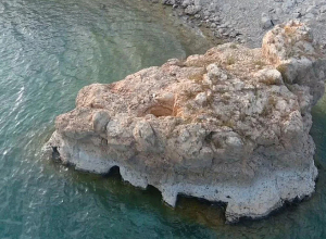 Վանա լճի մակարդակի իջնելու հետևանքով հայտնաբերվել են ժայռափոր սենյակներ և դամբարաններ