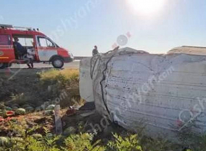 28-ամյա վարորդը մի քանի տոննա ձմերուկով բարձված մեքենայով կողաշրջվել, հայտնվել է դաշտում. կա վիրավոր