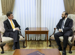 Мирзоян подчеркнул, что ситуация в НК находится на грани превращения в гуманитарную катастрофу