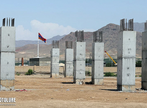 В последние дни ВС Азербайджана произвели беспрецедентное количество выстрелов по строящемуся заводу в Ерасхе