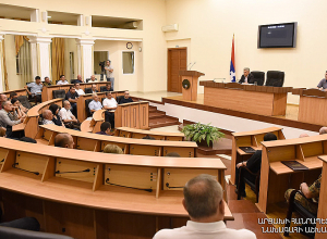 Араик Арутюнян созвал расширенное совещание: участвовали бывшие президенты Арцаха